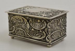 Neobarokk stílusú ezüstözött fém doboz, kulcs nélkül, 16×11,5 cm, m:8,5 cm