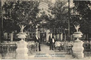 Pozsony, Pressburg, Bratislava; Ligeti kávéház, pincérek / Au-Kaffeehaus / cafe garden, waiters