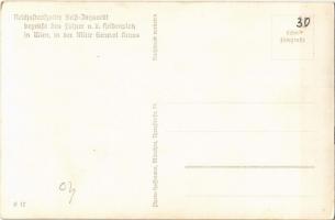 Reichsstatthalter Seiß-Inguardt begrüßt den Führer a. d. Heldenplatz in Wien, in der Mitte General K...