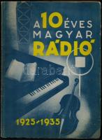 1935 A 10 éves Magyar Rádió. 1925-1935. Bp., Tolnai Nyomda, 128 p. Számos fekete-fehér fotóval illusztrált, korabeli reklámokkal. Kiadói papírkötésben. Jubileumi kiadvány, jó állapotban.