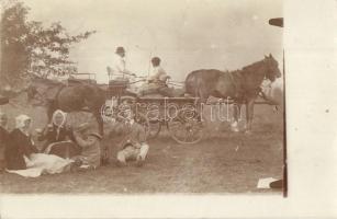 1907 Környe, jelenet a Környei tó partjáról, uzsonnázás, lovaskocsi. photo (EK)