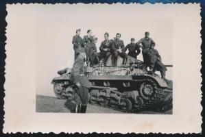 cca 1941 Magyar katonák Turán harckocsival, fotó, 5x8 cm