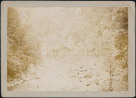 cca 1890 Román-magyar határ a Szuroki szoros. Őrházak, híd- Kemányhátú fotó / Romanian-Hungarian border photo .16x12 cm