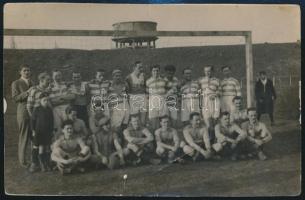 Budapest, Kőbánya, Futballcsapat az MTK régi gyakorlópályáján, fotó, hátulján feliratozva, 9×13,5 cm