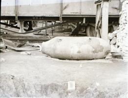 10 db katonai témát ábrázoló, bombát bemutató negatív