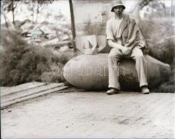 10 db katonai témát ábrázoló, bombát bemutató negatív