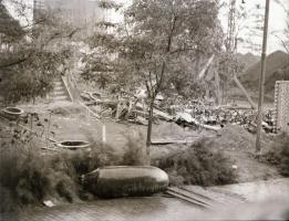 10 db katonai témát ábrázoló, bombát bemutató negatív