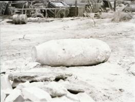 10 db katonai témát ábrázoló, bombát bemutató negatív