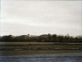 10 db katonai témát ábrázoló, bombát bemutató negatív