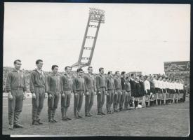 1963 A magyar válogatott a magyar-osztrák meccs előtt, hátulján feliratozva, 13×18,5 cm