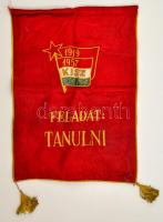 Kiváló Tanulmányi Közösség KISZ zászló, kissé foltos, 54x38 cm