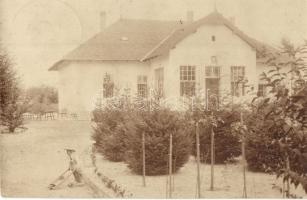 1914 Pusztaszer, villa, kerti törpe talicskával. photo
