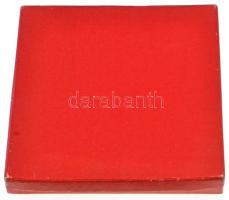 ~1980. "760 éves városunk 30 éve szabad" Br plakett eredeti tokban (110mm) T:2 patina