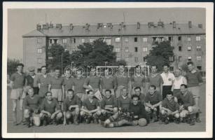 1956 BHÉV labdarúgók Előre pályán fotó 14x9 cm