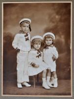 1917 Tengerész ruhába öltözött testvérek, von Hindenburg feliratú sapkával, gyermekfotó kartonon, Kossak cs. és kir. udv. fényképész műterme, a kartonon kis szakadással, 17x22 cm.