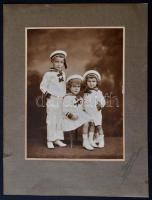 1917 Tengerész ruhába öltözött testvérek, von Hindenburg feliratú sapkával, gyermekfotó kartonon, Ko...