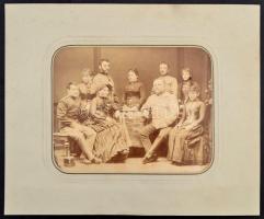 cca 1900-1910 Katonacsalád fotója, fotó kartonon, paszpartuban, aláírt, a család egyik hölgytagjának...