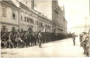 1921 Sopron, Ostenburg különítmény (csendőrzászlóalj) díszfelvonulása augusztus 29-én délelőtt 9 órakor a Postapalota előtt (Sopron város Ausztriának (Burgenland tartomány) történő hivatalos átadásának napja). A nyugat-magyarországi felkelés előnapja. Schäffer Ármin photo (fa)