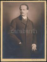 cca 1910-1930 Székely Aladár (1870-1940): Férfi portré Székely Aladár műterméből, fotó kartonon, aláírt, a hátoldalon címkével jelzett, 16,5x22,5 cm
