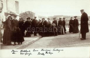 Mali Losinj, Lussinpiccolo; magyar úri kirándulók a kikötőben / Hungarian hikers group picture at the port. Lergetporer photo