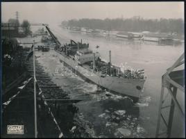 1941 Újpesti Ganz hajógyár az Ungvár hajó vízre bocsájtása. Pecséttel jelzett fotó 24x18 cm