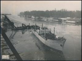 1941 Újpesti Ganz hajógyár az Ungvár hajó vízre bocsájtása. Pecséttel jelzett fotó 24x18 cm