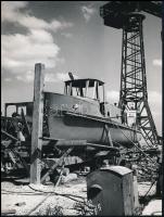 Balatonfüred, hajógyár halászmotoros építése. Kotnyek Antal (1921-1990) budapesti fotóriporter hagyatékából 18x24 cm