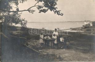 1916 Kevevára, Temeskubin, Kovin; Lakóhajó (jobb szélen) tulajdonosai piknikeznek a parton / house boat (on the right) owners having a picnic on the shore. photo (EK)
