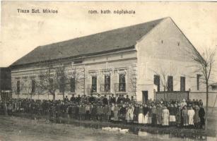 Tiszaszentmiklós, Ostojicevo; Római katolikus iskola, tanulók, gyerekek és tanáraik csoportképe. Krischer Ede fényképész felvétele / Catholic school, children, students and teachers group picture (EK)