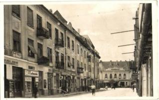 Zombor, Sombor; Vadászkürt szálloda, Schall Vidor, Rózsa István üzlete, harisnyaház, illatszertár, hentes, automobil. Kiadja Schlotzer József / hotel, shops, butcher, automobile