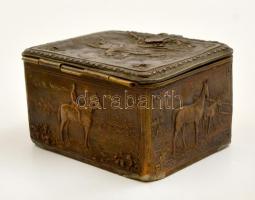 XIX. sz.  Lóverseny és díjugratási jelenekkel díszített réz dobozka. 12x10x7 cm