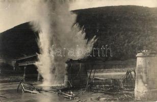 Az ellenség által felrobbantott híd roncsainak eltávolítása a folyómederből, osztrák magyar katonák ...