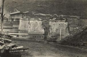 Az ellenség által felrobbantott híd roncsainak eltávolítása a folyómederből, osztrák magyar katonák ...