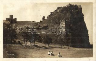 Dévény, Theben a. d. Donau, Devín (Pozsony, Bratislava); vár gyerekekkel / castle with children. Foto Tatra