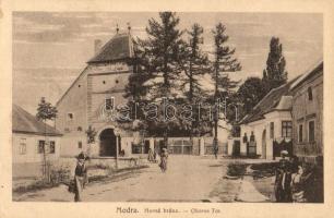 Modor, Modra; Horná brána / Oberes Tor / Városkapu, utcakép. Kiadja Samuel May, G. Jilovsky / city gate, street view (Rb)