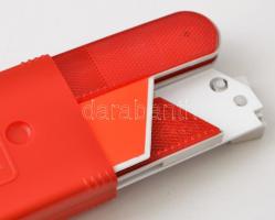 Suzuki autós műszaki csomag: elakadásjelző háromszög, lejárt bontatlan elsősegély csomag, izzókészle...