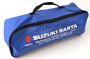 Suzuki autós műszaki csomag: elakadásjelző háromszög, lejárt bontatlan elsősegély csomag, izzókészle...