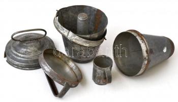 3 db régi ón lemezes konyhai eszköz: kis bögre, fedeles kuglófforma, tésztasütő