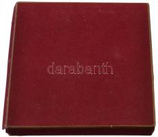 ~1970. "BM Határőrség" jelzett hollóházi porcelán plakett eredeti, sérült dísztokban (151x...