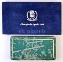 2db bársonyborítású éremtartó kazetta: Olympische Spiele 1988 és 25th Anniversary Coin Collection - World Wildlife Foundation feliratokkal. Hiányos illetve használt állapotban