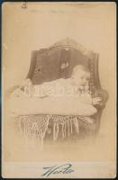 cca 1900 Csecsemő fotelben, keményhátú fotó, Segervár (Sighisoara/Schäßburg), Wilhelm Herter műterme, kis folttal, 16x10 cm