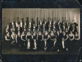 1941 előtt Tablókép az Operaház tagjairól, köztük Oláh Gusztáv, Palló Imre, Basilides Mária, Sándor Erzsi és Alpár Gitta, fotó, az egyik sarka sérült, a másik hiányos,18x23 cm