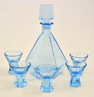 Kék színű üveg likőrös készlet: kiöntő + 5 db pohár, némelyik apró csorbákkal, különböző méretben