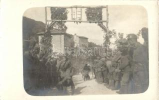 Talicskázási verseny a fronton az osztrák-magyar katonai táborban / WWI Austro-Hungarian K.u.K. soldiers&#039; wheelbarrow race at the military camp. photo