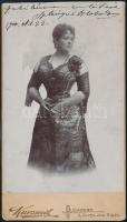 1900 Blaha Lujza (1850-1926) színésznő fotója, sajátkezű aláírásával, Kurzweil budapesti műterméből, kartonra kasírozva, 19x11 cm