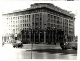 13 db VEGYES fotó képeslap emberekről és városokról, vegyes minőség / 13 mixed photo postcards of pe...