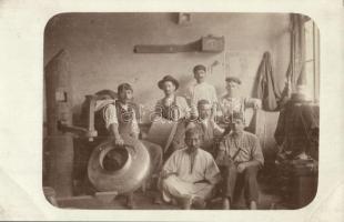 1913 Ramnicu Valcea, műhely belső, cigányok szerszámokkal munka közben / workshop interior, Gypsy workers with tools. photo (EB)