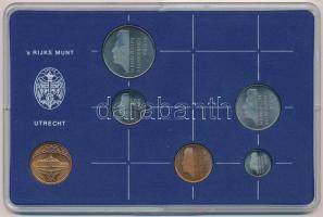 Hollandia 1984. 5c - 2 1/2G (5xklf) + 1984. s Rijks Munt 1984 (Királyi verde) Br zseton, műanyag tokban T:1 Netherlands 1984. 5 Cents - 2 1/2 Gulden (5xdiff) + 1984. s Rijks Munt 1984 (Royal Mint) Br jeton, in plastic case C:UNC