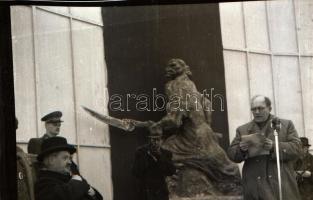 cca 1950-es, 1960-as évekből 21 db vintage fotó Tiszavölgyi József (1909-?) budapesti fotóriporter hagyatékából + hozzáadva 8 db vintage negatívot Tildy Zoltánról, 6x6 cm és 18x24 cm között