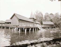 1986. március 3. A hévízi tófürdő épületeinek maradványai a tűzvész után, 4 db feliratozott sajtófot...